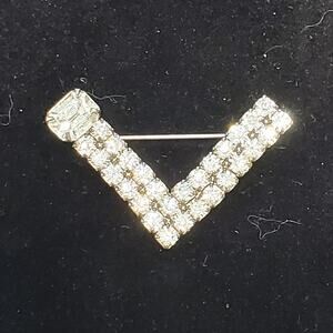 Clear Rhinestone Silver Tone V Unsigned Brooch Pin 1.5" Vtg